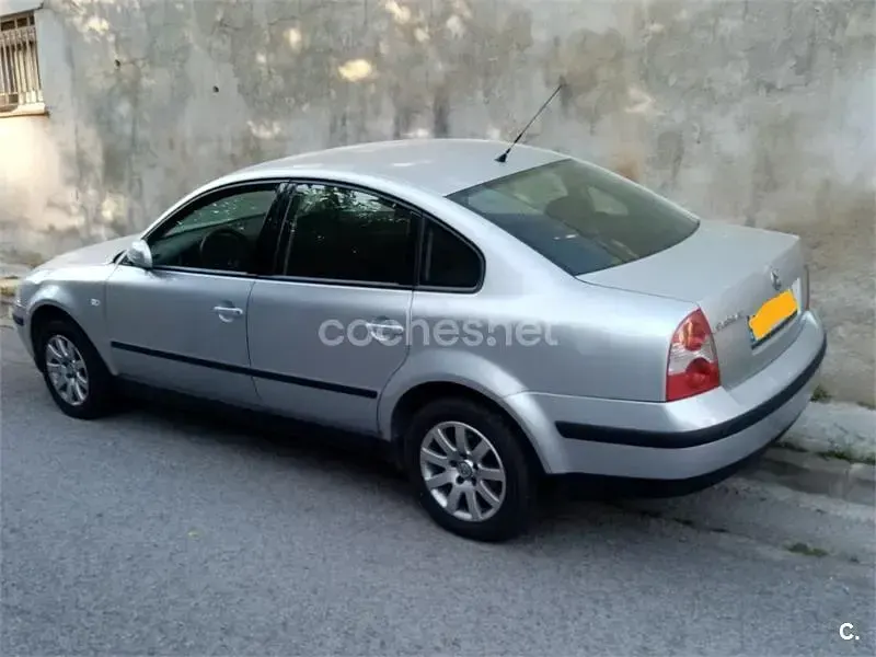 Usado VW Passat Trendline 130 CV (95 kW) 2003 Gris / plata Berlina