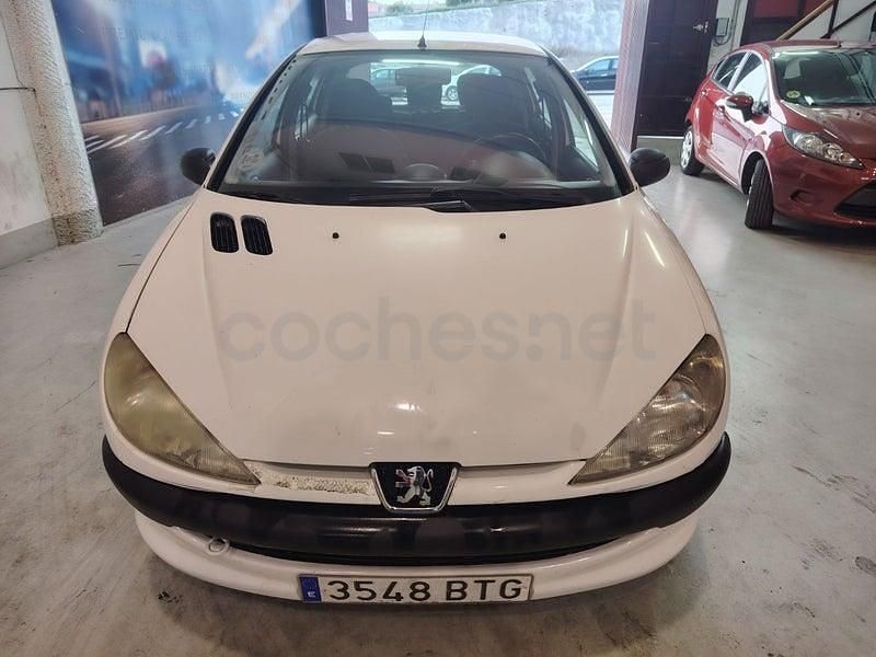Usado Peugeot 206 75 CV (55 kW) 2002 Blanco Berlina