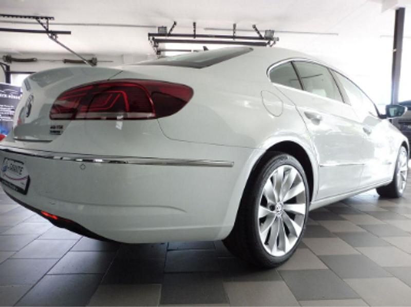 Usado VW Passat 2018 Blanco metalizado Berlina