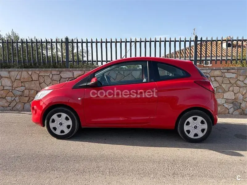Usado Ford Ka 69 CV (50 kW) 2015 Rojo Berlina