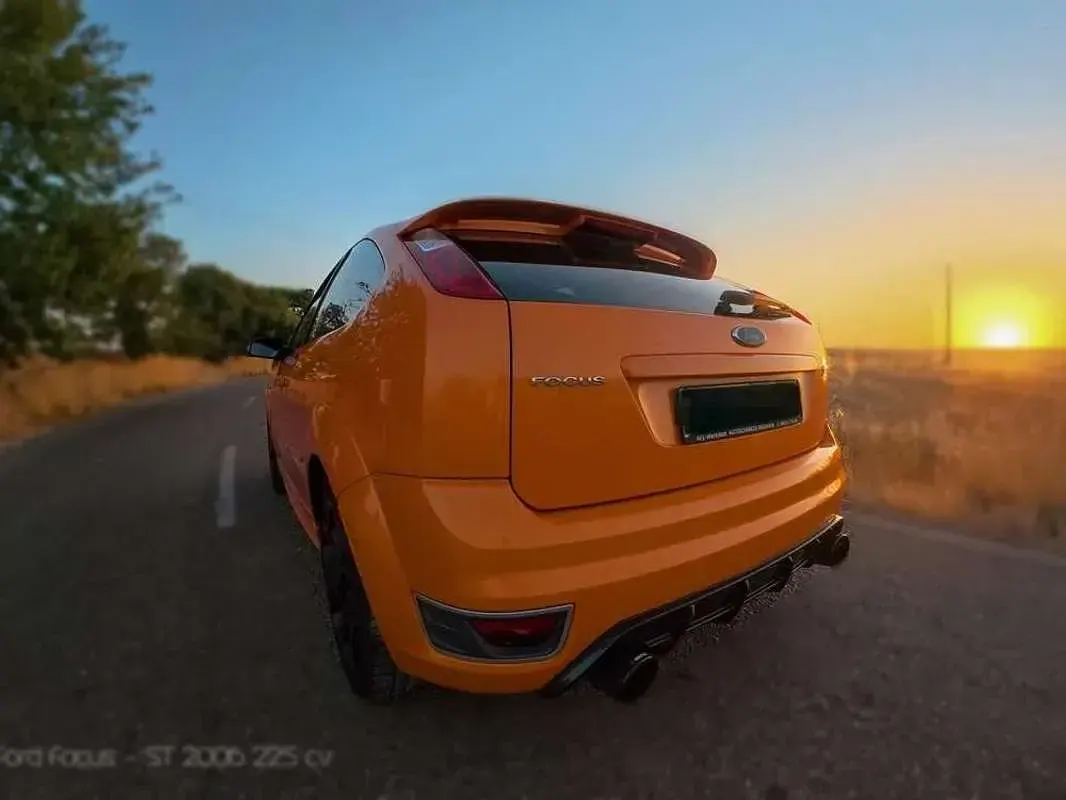 Usado Ford Focus ST 226 CV (166 kW) 2006 Naranja Berlina