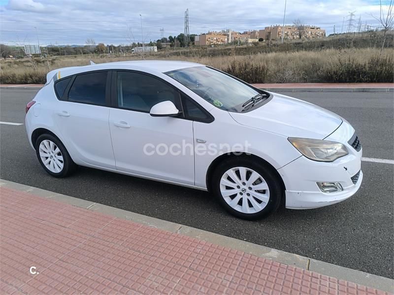 Usado Opel Astra Enjoy 110 CV (80 kW) 2010 Blanco Berlina