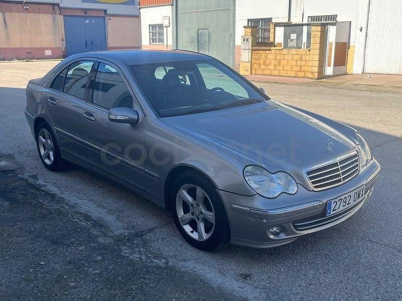 Usado Mercedes C220 Avantgarde 150 CV (110 kW) 2004 Beige Berlina