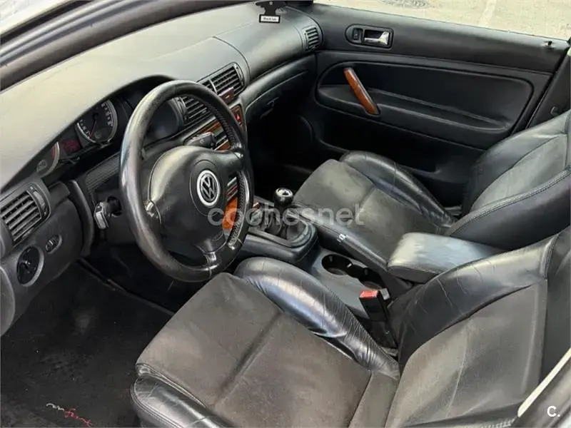 Usado VW Passat Highline 130 CV (95 kW) 2002 Gris / plata Berlina