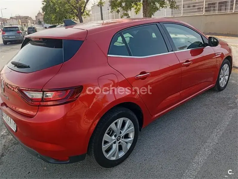 Usado Renault Mégane LIMITED 115 CV (84 kW) 2019 Rojo Berlina