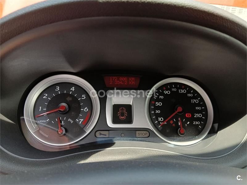 Usado Renault Clio II Dynamique 100 CV (73 kW) 2007 Rojo Berlina