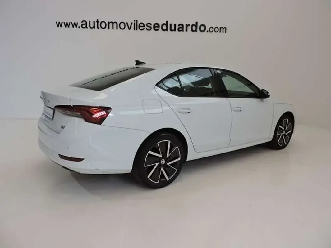 Occasion Skoda Octavia Business Line 204 PK (150 kW) 2022 Wit Sedan