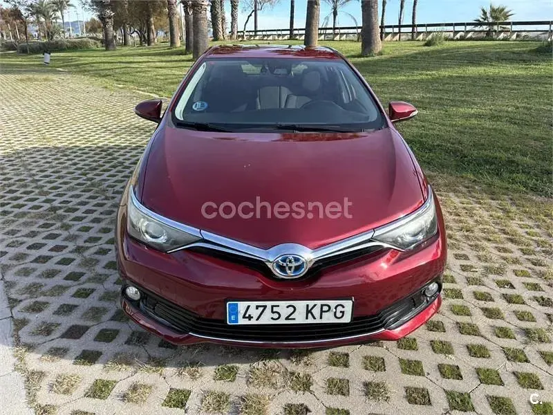 Usado Toyota Auris Hybrid Business Edition 136 CV (100 kW) 2018 Rojo Berlina