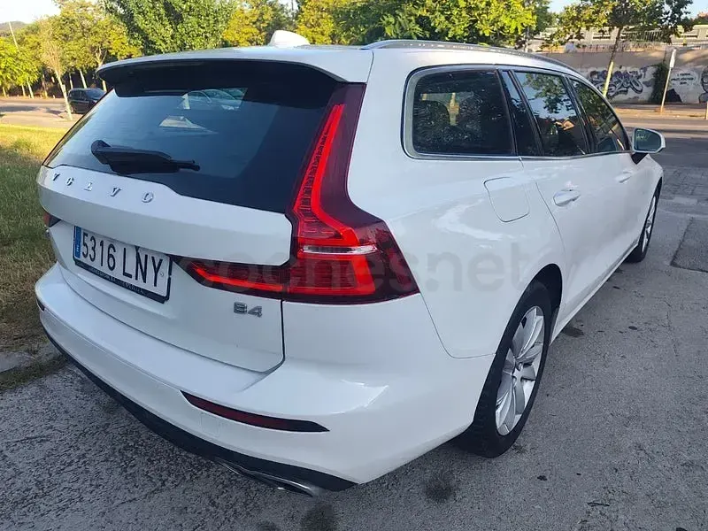 Usado Volvo V60 Momentum 197 CV (144 kW) 2021 Blanco Familiar