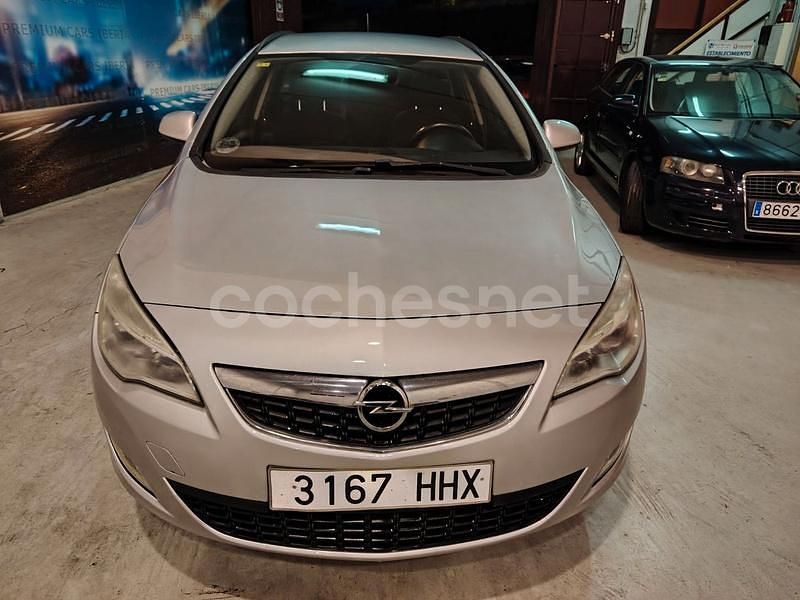 Usado Opel Astra Excellence 110 CV (80 kW) 2012 Gris / plata Familiar