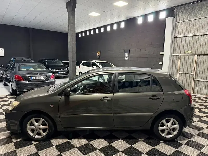 Usado Toyota Corolla Sol 90 CV (66 kW) 2005 Gris / plata Berlina