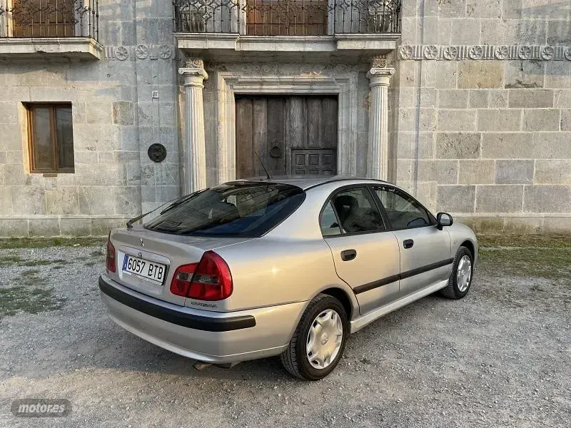 Usado Mitsubishi Carisma Comfort Edition 202 CV (148 kW) 2002 Plateado Berlina
