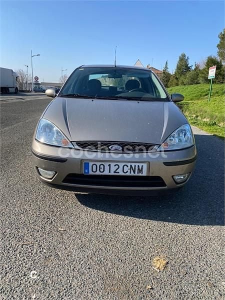 Usado Ford Focus Ghia 100 CV (73 kW) 2003 Marrón Berlina