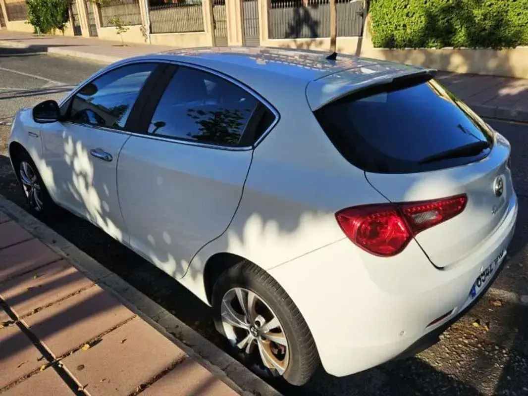 Usado Alfa Romeo Giulietta Distinctive 170 CV (125 kW) 2012 Blanco Utilitario