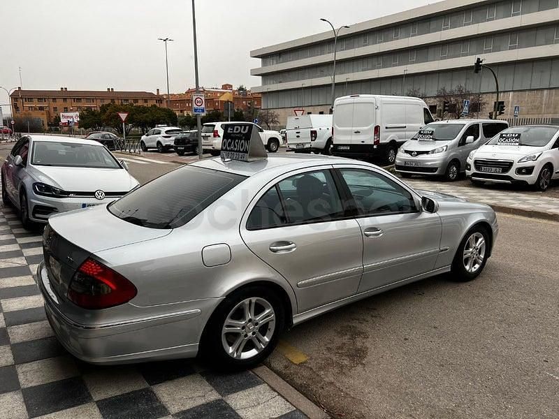 Usado Mercedes E220 Avantgarde 170 CV (125 kW) 2007 Gris / plata Berlina