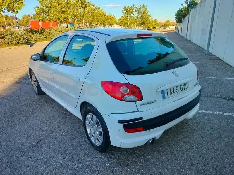 Usado Peugeot 206+ 70 CV (51 kW) 2010 Blanco Utilitario