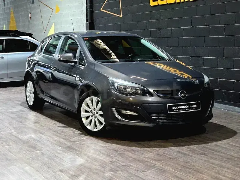 Usado Opel Astra Excellence 140 CV (102 kW) 2013 Gris / plata Berlina