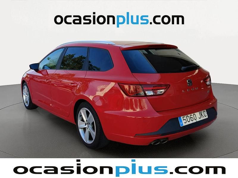 Usado Seat Leon FR 150 CV (110 kW) 2015 Rojo Utilitario