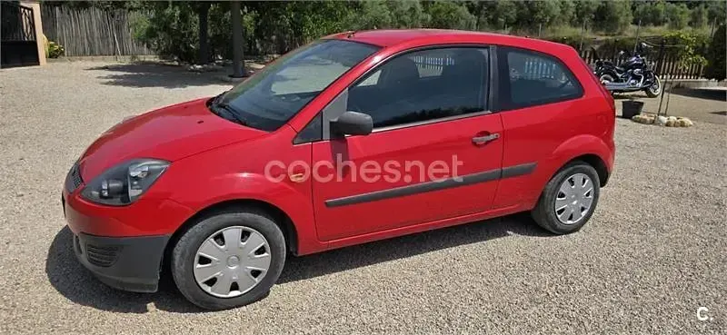 Usado Ford Fiesta Ambiente 68 CV (50 kW) 2008 Rojo Utilitario