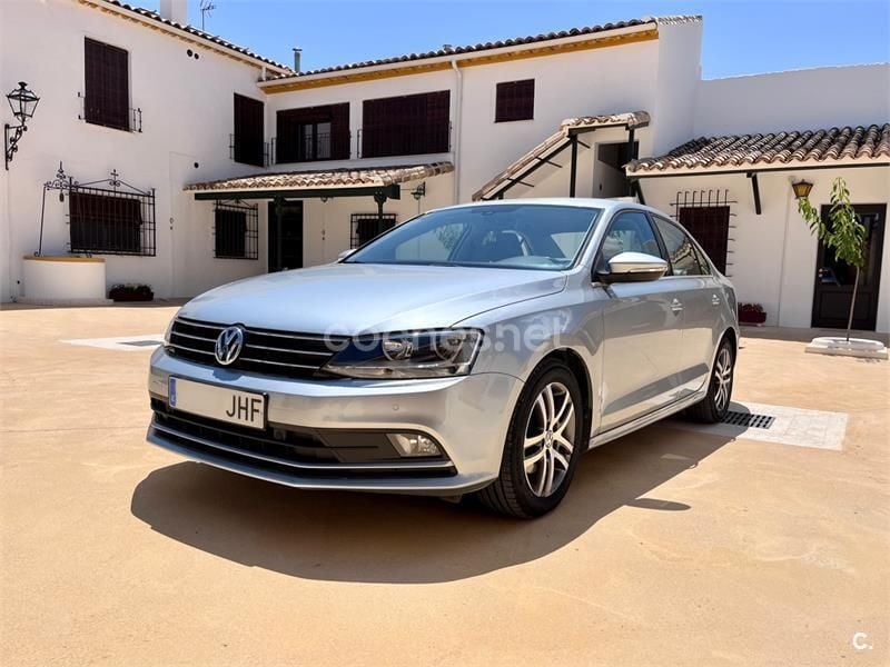 Usado VW Jetta Sportline 110 CV (80 kW) 2015 Gris / plata Berlina