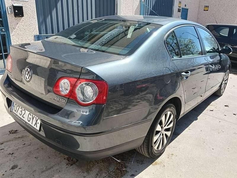 Usado VW Passat Advance 140 CV (102 kW) 2010 Gris Berlina