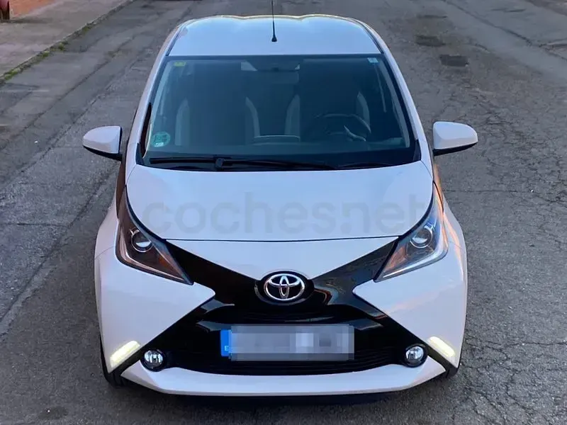 Usado Toyota Aygo X-play 69 CV (50 kW) 2016 Blanco Utilitario