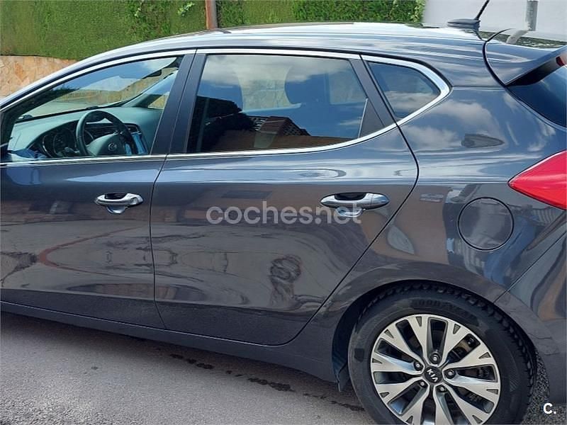 Usado Kia Ceed GT 136 CV (100 kW) 2015 Gris / plata Berlina