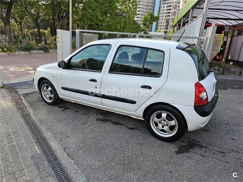 Blanco Usado 2003 Renault Clio II Privilege Berlina | 1200 € (Super precio) - Imagen 1/4