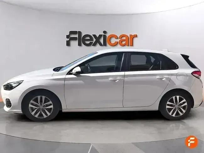 Usado Hyundai i30 120 CV (88 kW) 2019 Negro Berlina