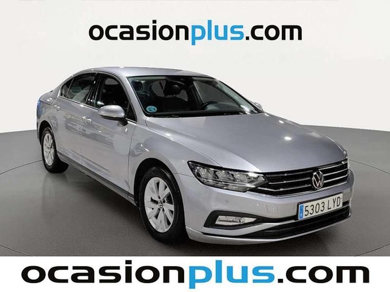 Usado VW Passat Business 122 CV (89 kW) 2022 Plateado Familiar