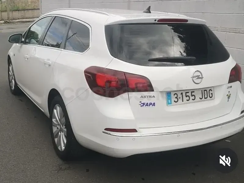 Usado Opel Astra Excellence 136 CV (100 kW) 2015 Blanco Familiar
