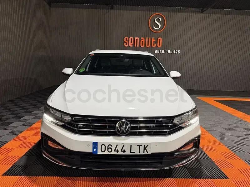 Usado VW Passat R-line 150 CV (110 kW) 2021 Blanco Familiar