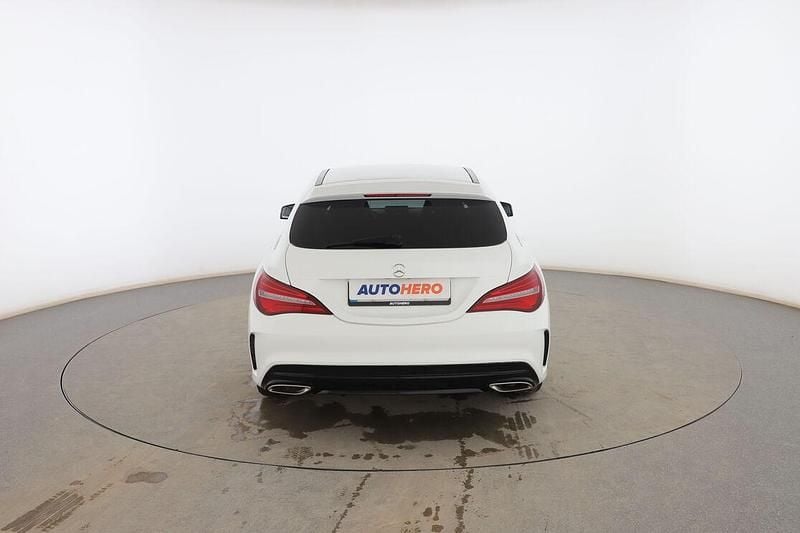 Usado Mercedes CLA180 Shooting Brake AMG line 122 CV (89 kW) 2018 Blanco Familiar