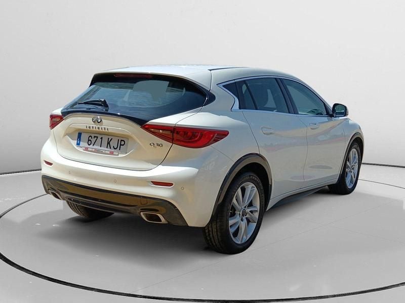 Usado Infiniti Q30 Premium 110 CV (80 kW) 2018 Blanco Utilitario