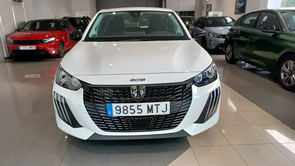 Usado Peugeot 208 Active 100 CV (73 kW) 2024 Blanco Utilitario