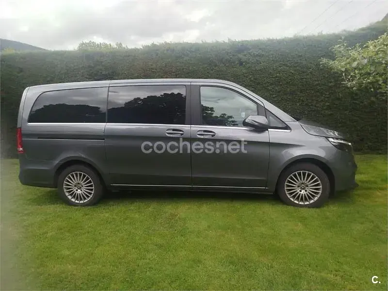 Usado Mercedes V220 Avantgarde 163 CV (119 kW) 2023 Gris / plata Monovolumen