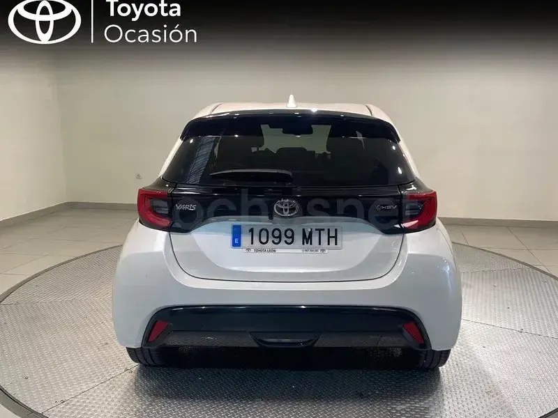 Usado Toyota Yaris Hybrid Style 116 CV (85 kW) 2024 Blanco Berlina