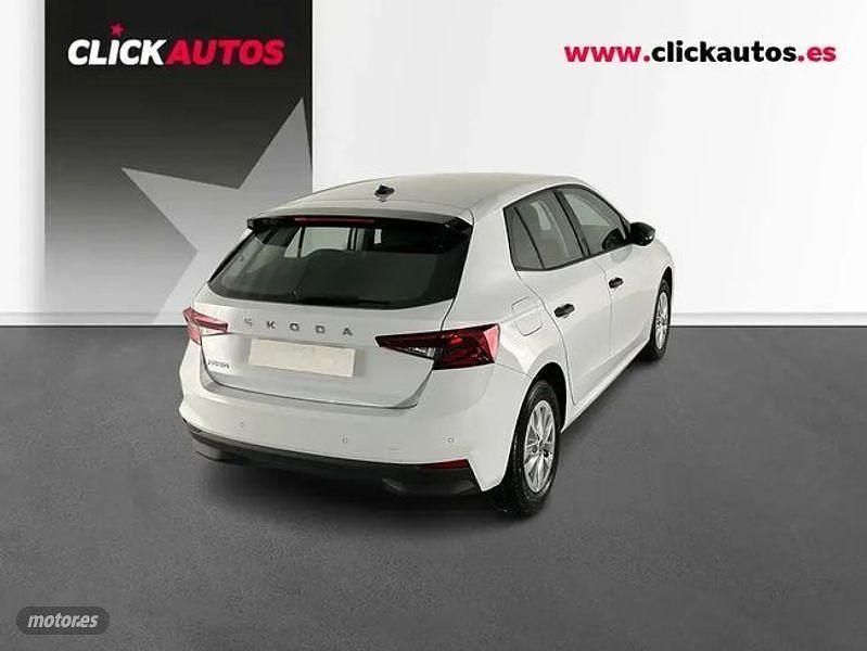 Usado Skoda Fabia Essence 80 CV (58 kW) 2025 Blanco Berlina