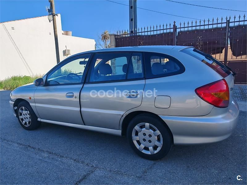 Usado Kia Rio 98 CV (72 kW) 2002 Gris / plata Berlina