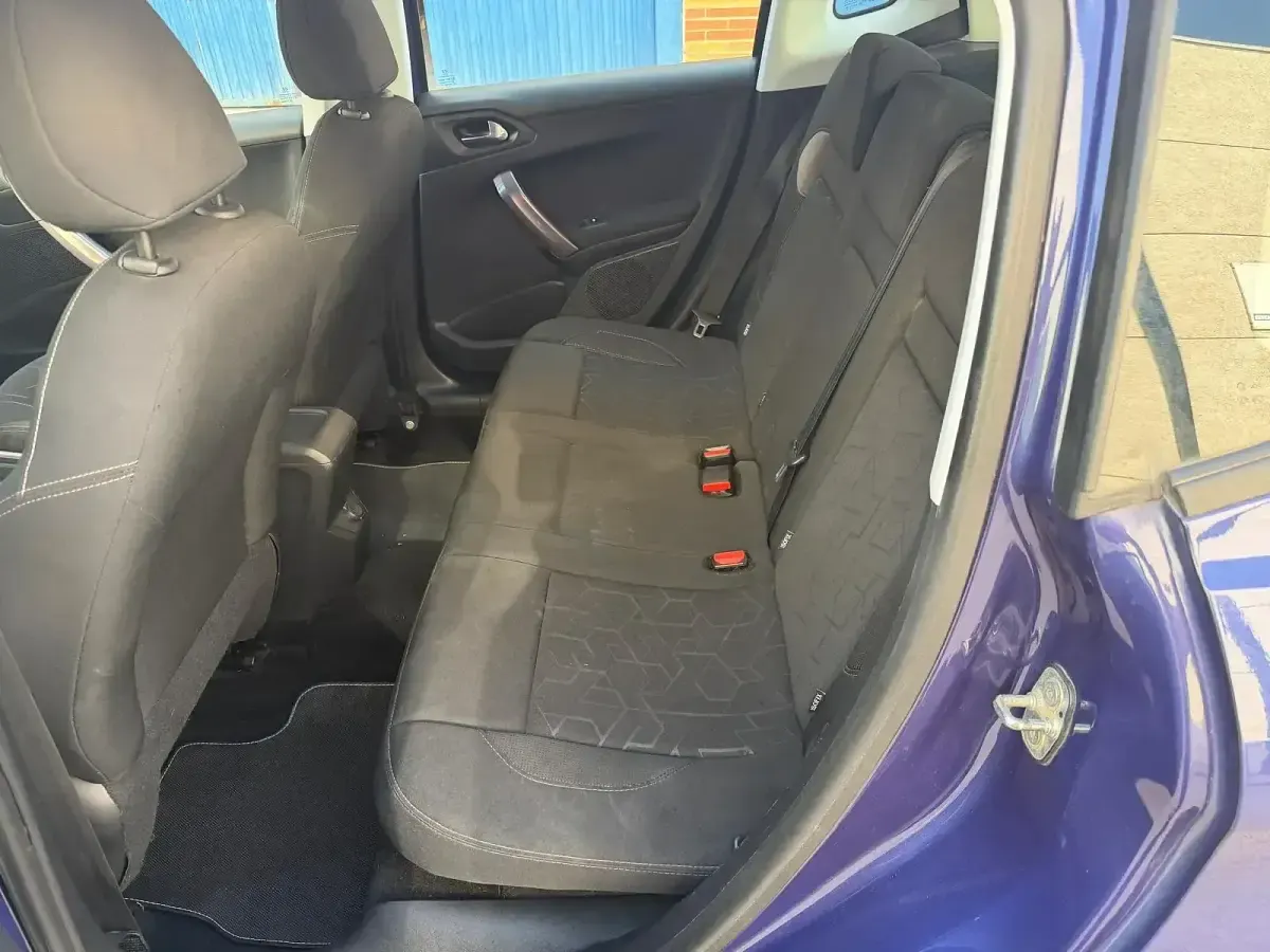 Usado Peugeot 2008 Allure 120 CV (88 kW) 2015 Azul SUV