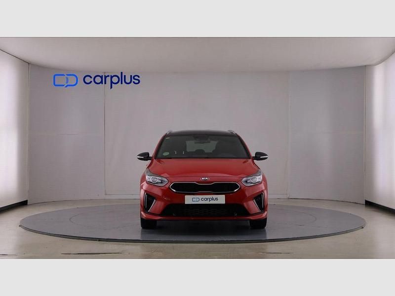 Usado Kia Ceed GT GT-Line 140 CV (102 kW) 2020 Track red (sólido) Familiar