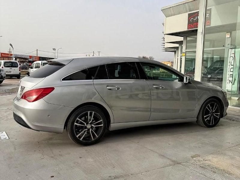 Usado Mercedes CLA200 Shooting Brake 136 CV (100 kW) 2017 Gris / plata Familiar