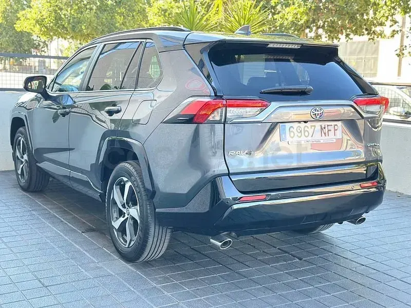 Usado Toyota RAV4 Hybrid Plus 306 CV (225 kW) 2025 Gris / plata SUV