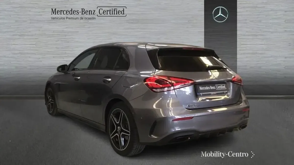 Usado Mercedes A180 AMG line 116 CV (85 kW) 2021 Mountaingrau  met. Berlina