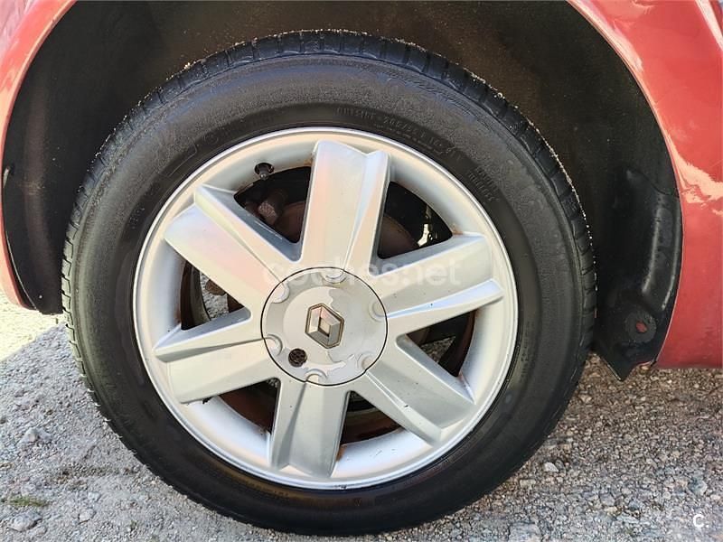 Usado Renault Scénic II Dynamique 120 CV (88 kW) 2005 Rojo Monovolumen