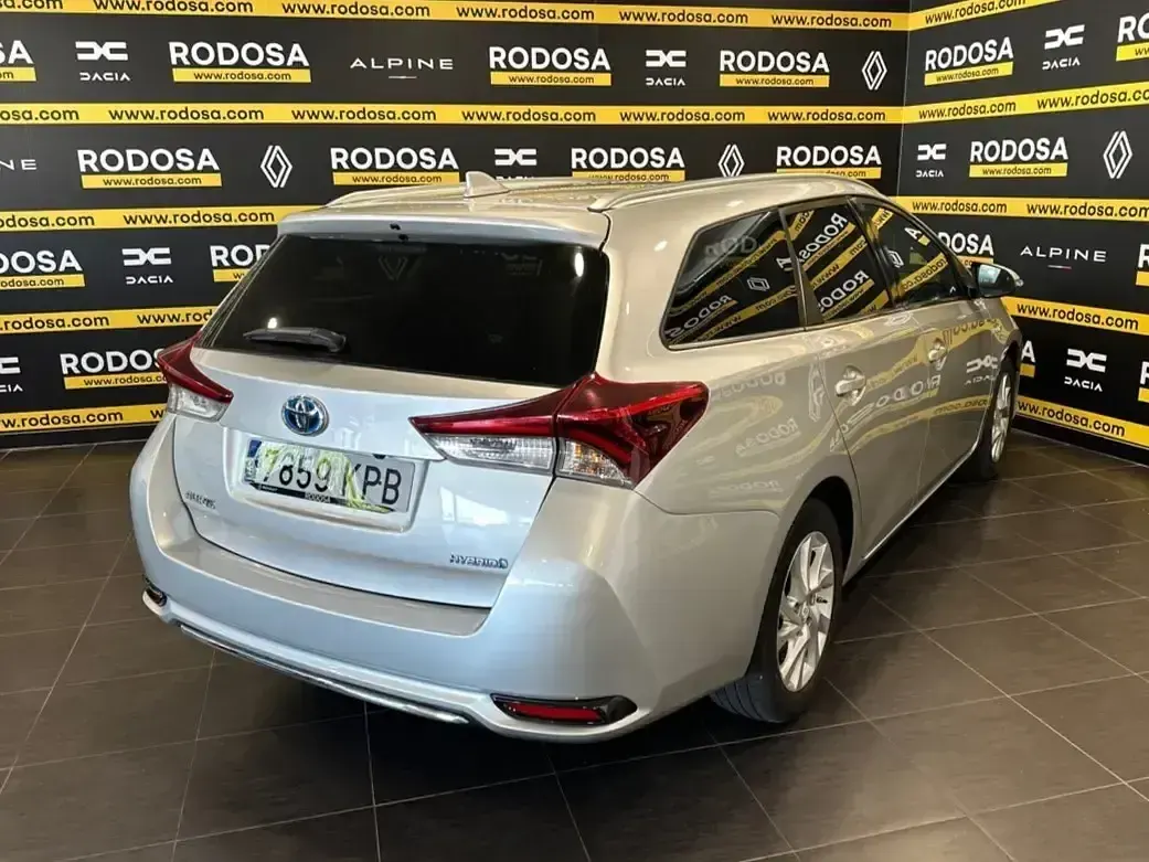 Usado Toyota Auris Hybrid 136 CV (100 kW) 2018 Gris Familiar