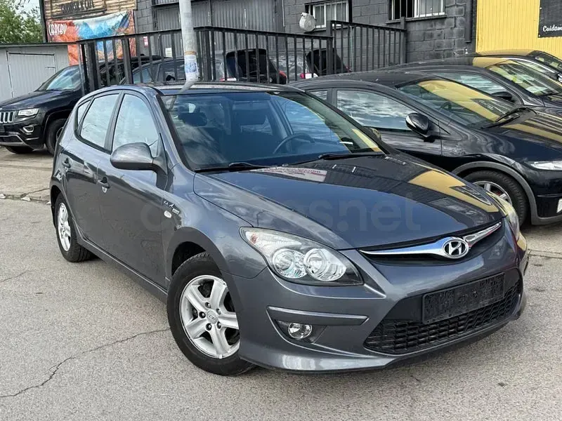 Usado Hyundai i30 Comfort 109 HP (80 kW) 2011 Cinzento Sedan