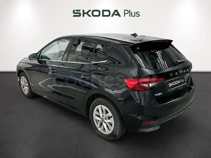 Usado Skoda Fabia Selection 95 CV (69 kW) 2025 Negro Utilitario