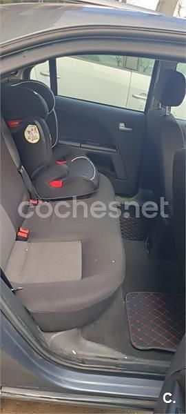 Usado Ford Mondeo Trend 125 CV (91 kW) 2002 Gris / plata Familiar