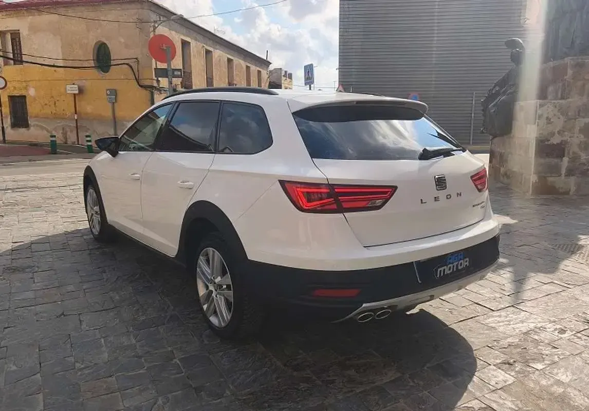 Usado Seat Leon 4Drive 150 CV (110 kW) 2018 Blanco SUV